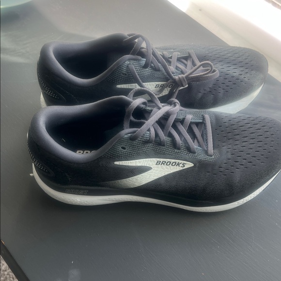 Brooks Ghost 16 Men's Athletic Shoes in Black /White. 11 wide worn only 3 times - Picture 7 of 7